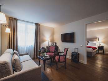 SIGNATURE ROOM with a lounge