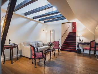 AUTHENTIC SUITE, bedroom w/ 1 large bed or 2 single beds and a living room