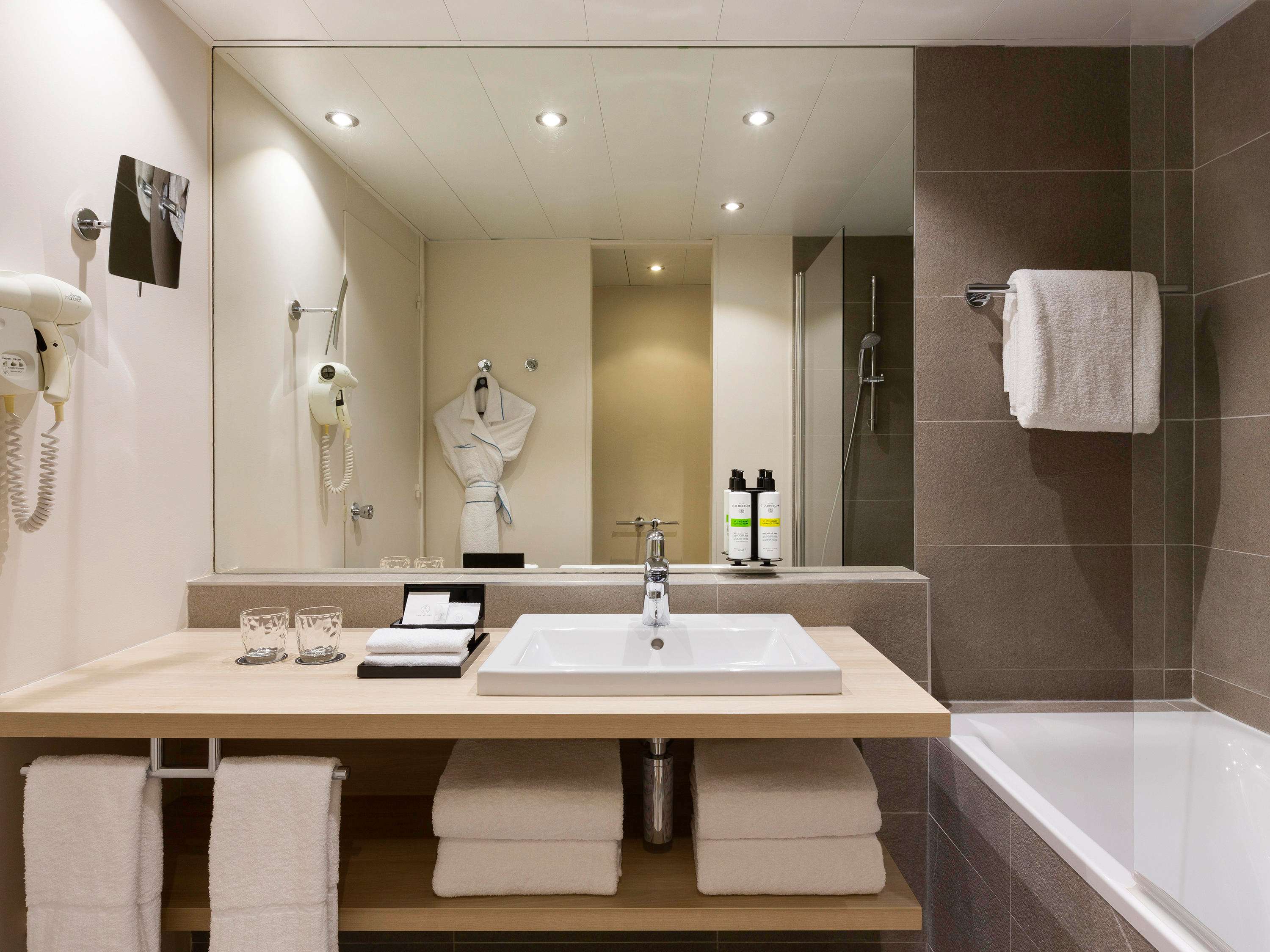 APPARTEMENT FAMILLE DELUXE, 2 chambres, 2 lits King size et 1 canapé, vue sur Paris — photo 3
