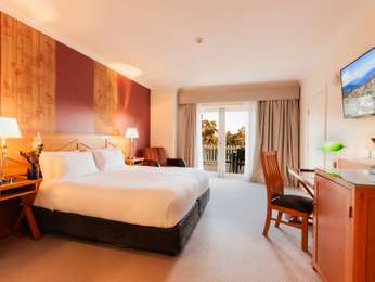 SUPERIOR ROOM, 1 King Bed, Courtyard