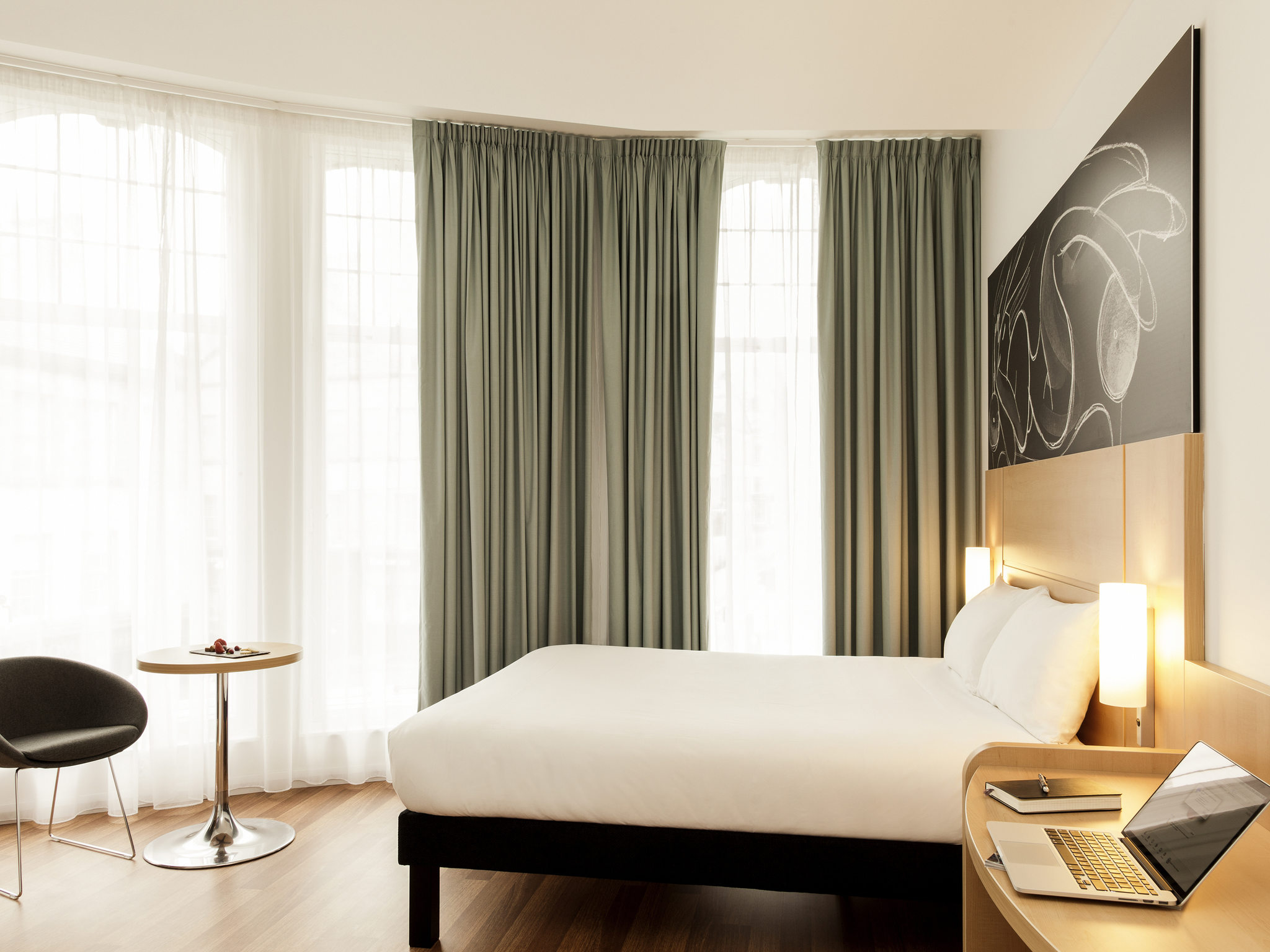 Photo - ibis Edinburgh Centre South Bridge – Royal Mile