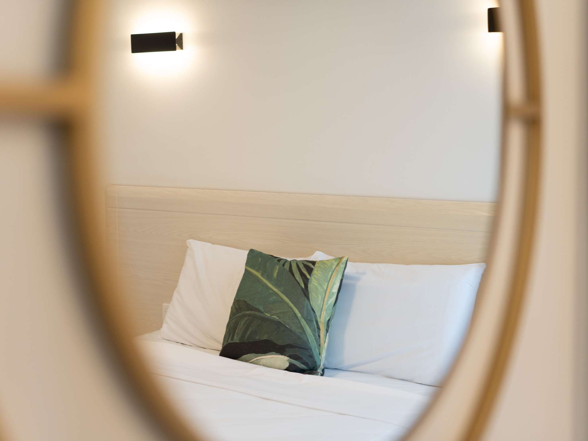 Mercure hotels suites apartments. Новая Зеландия отель корабль. Веллингтон квартиры. Mercure апартаменты отзывы собственников