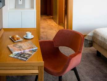 Standard city-view room with a king-sized bed, photo 3