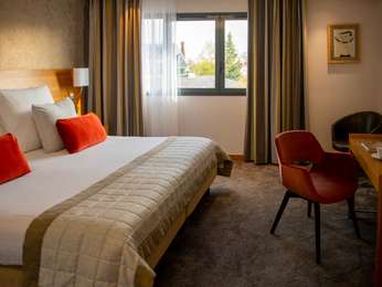 Standard city-view room with double bed, for people with reduced mobility