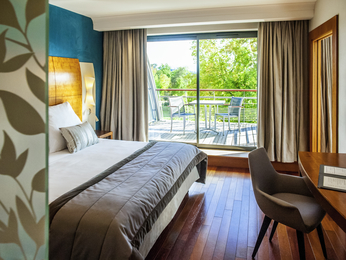 Deluxe suite, view of grounds, king-size bed, sofa bed in lounge, terrace