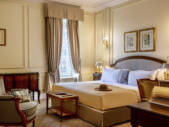 Classic Room - a king-size bed, view of the city streets, photo 1