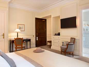 Classic Room - a king-size bed, view of the city streets, photo 2