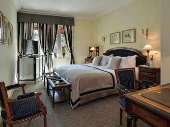 Classic Room - a king-size bed, view of the city streets, photo 3