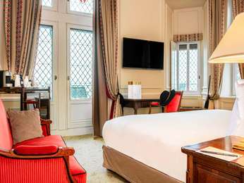 Suite - a king-size bed