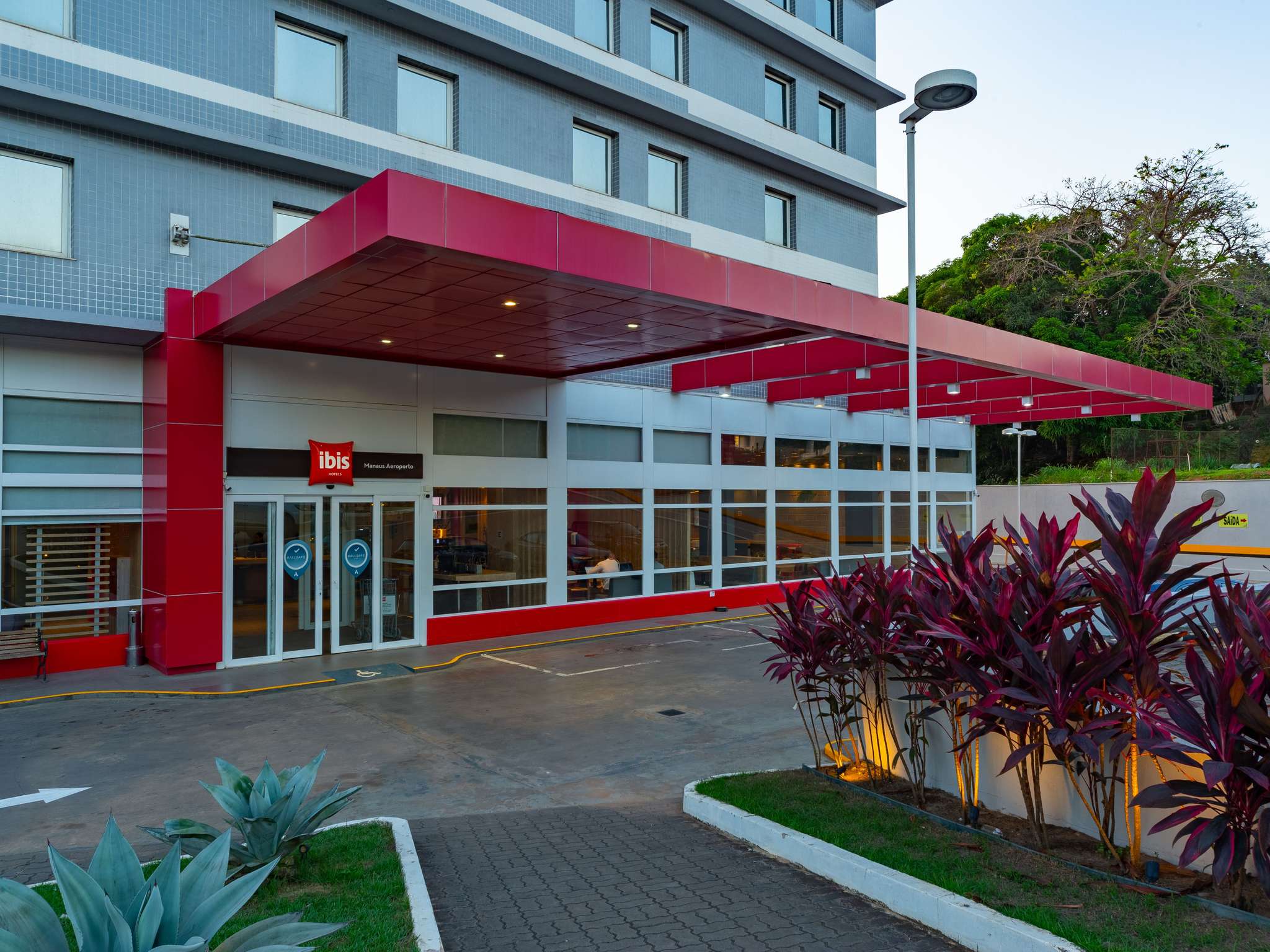 Side wing hotel. Ibis отель Ступино. Ибис отель Ступино номера. Ибис отель самолет. Гостиница Ибис Ступино фото.