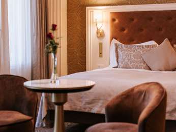 Historic, customized rooms in Baroque style with A/C and balcony