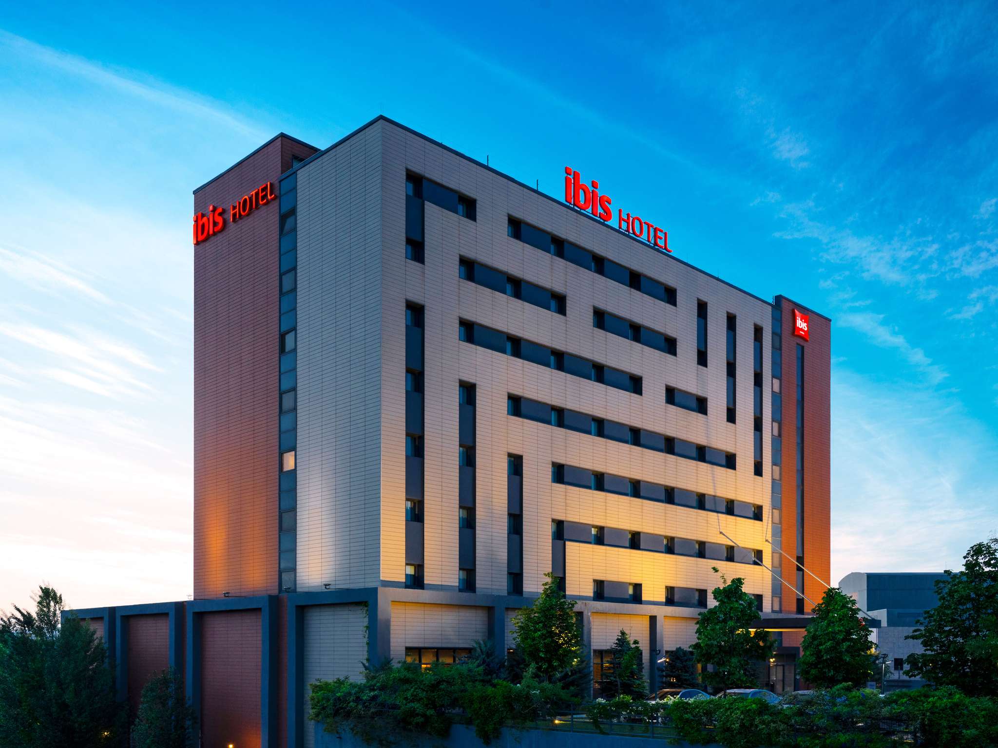Город ибис. Ибис отель. Ibis Ankara Airport Hotel. Гостиница Ибис Нижний Новгород. Ибис отель Чебоксары.