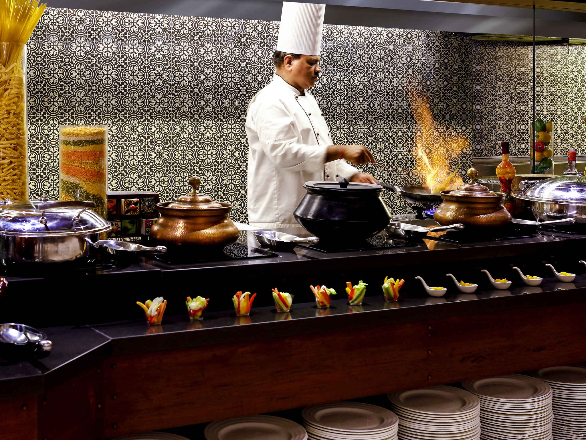Hotel In Vadodara Grand Mercure Surya Palace Restaurant Grand Mercure Vadodara Surya Palace