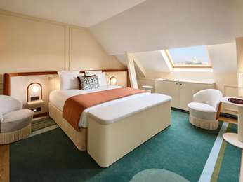 DELUXE ROOM MONTMARTRE VIEW, 1 King bed