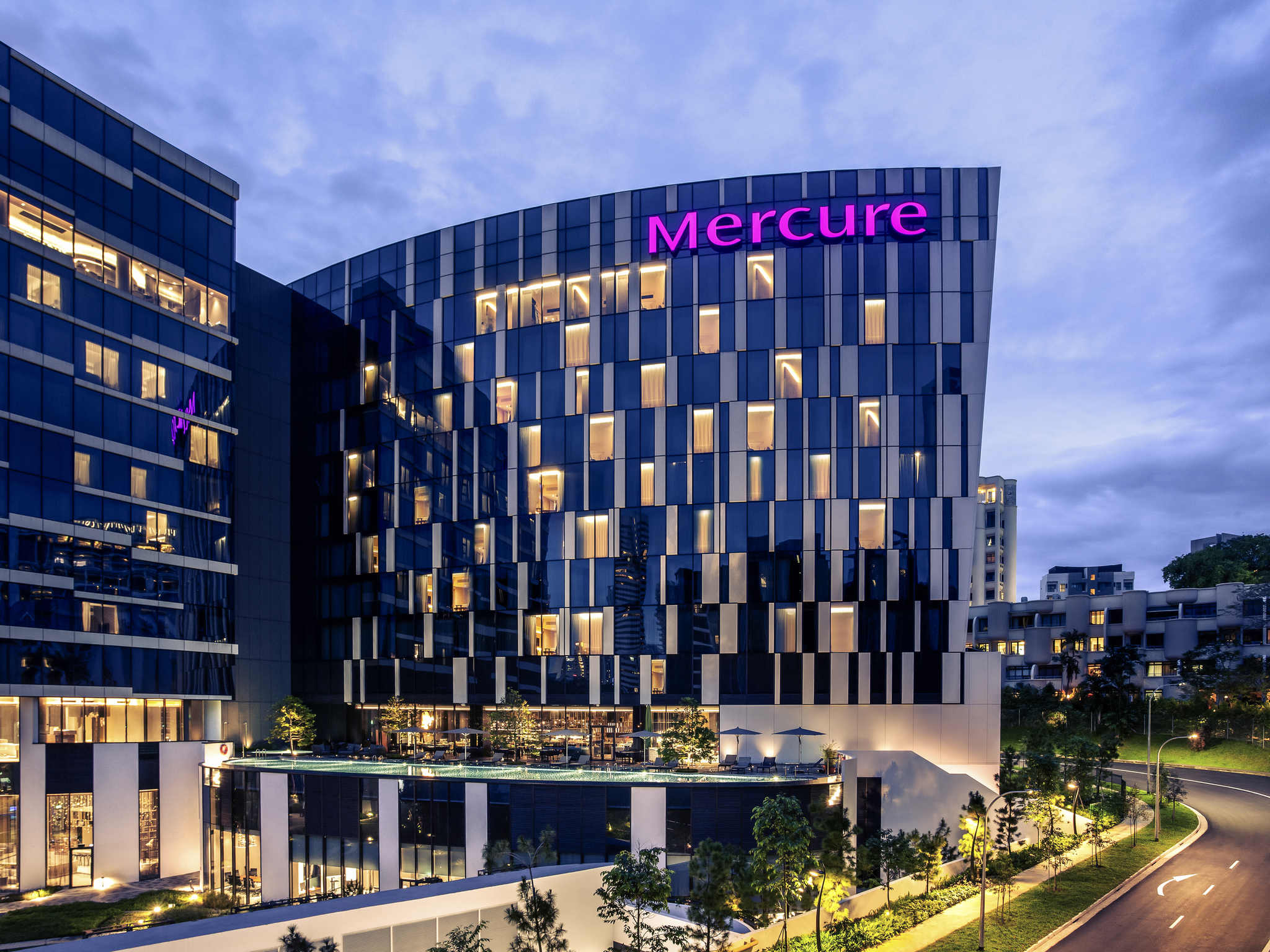 Отель меркурий. Mercure Singapore on Stevens, Сингапур. Сеть отелей Меркури. Сеть отелей Новотель. Отель Меркюр здание.