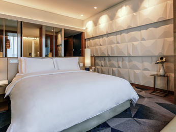 SUPERIOR ROOM, 1 king bed, city view, photo 1