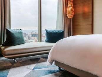SUPERIOR ROOM, 1 king bed, city view, photo 2