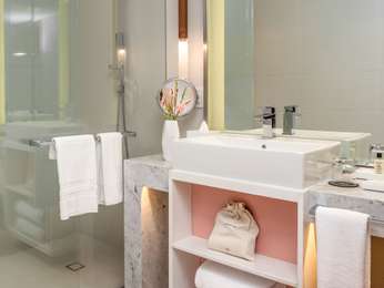 SUPERIOR ROOM, 1 king bed, city view, photo 3