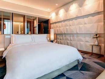 SUPERIOR ROOM EXECUTIVE FLOOR, Club Millésime access, 1 king bed, skyline view