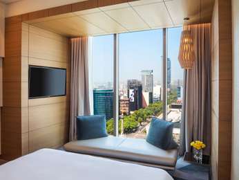 SUPERIOR ROOM, 1 king bed, Angel of Independence view