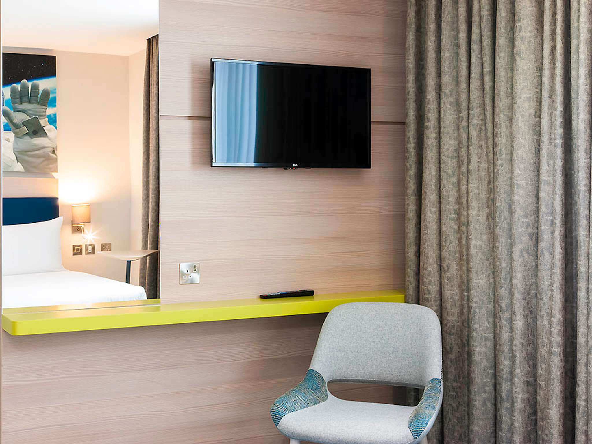 Photo - ibis Styles London Heathrow Airport