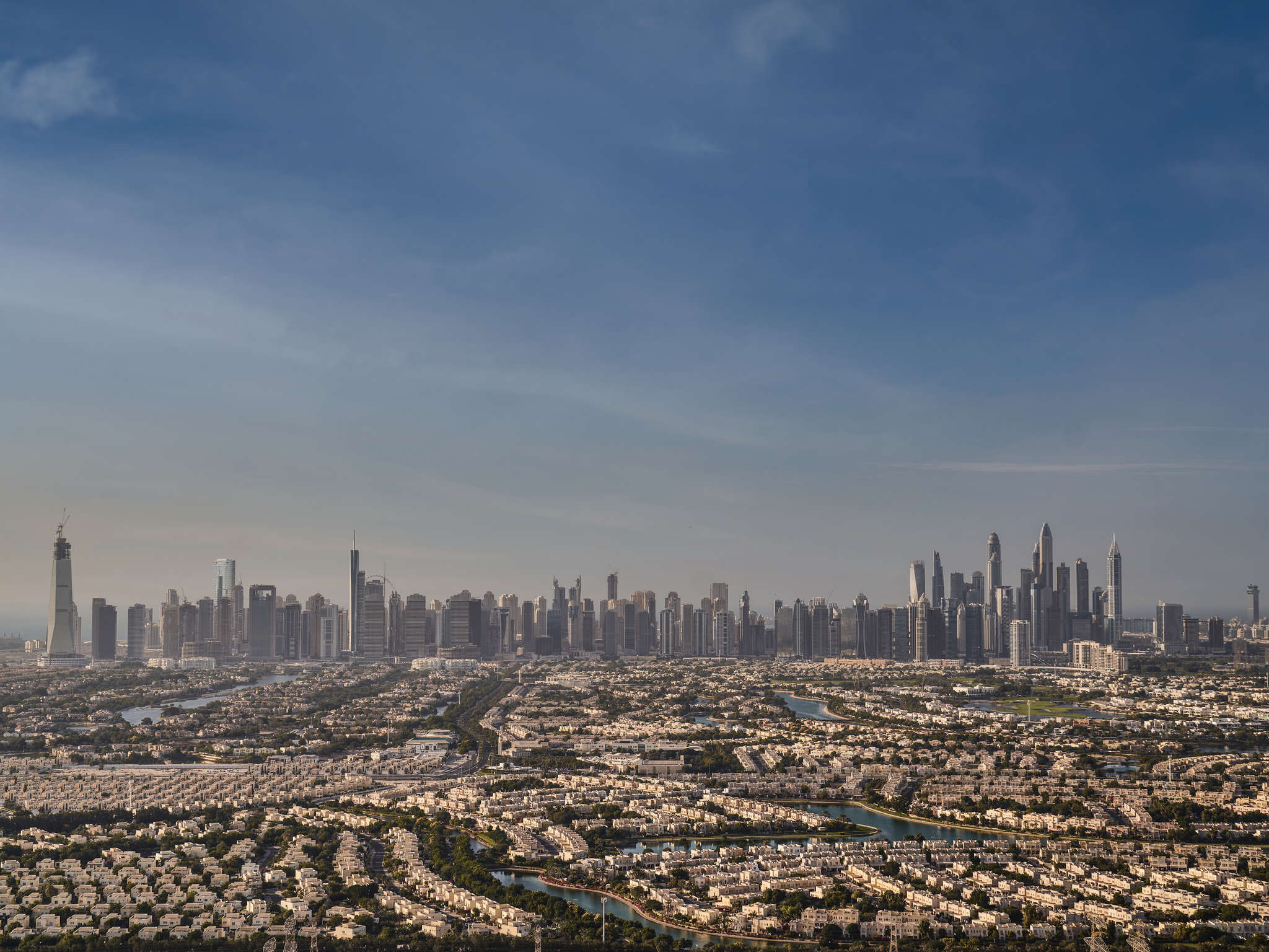 Пожар в оаэ небоскреб. Waves opulence sobha. Jumeirah village circle дубай. Палм-джумейра 2024. 08 2024.