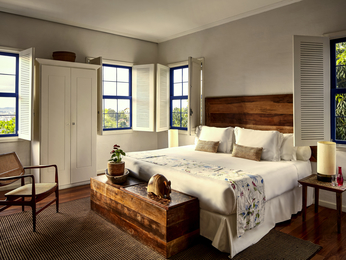 DELUXE SERENITY - 1 king-size bed, bathtub, views of Santa Teresa/garden.