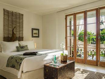 DELUXE SERENITY WITH BALCONY, with 1 king-size bed and garden view.