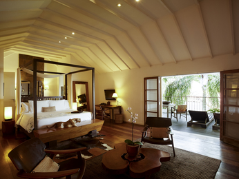 DESIGN LOFT SUITE - 1 king size bed, living area and balcony with a view.