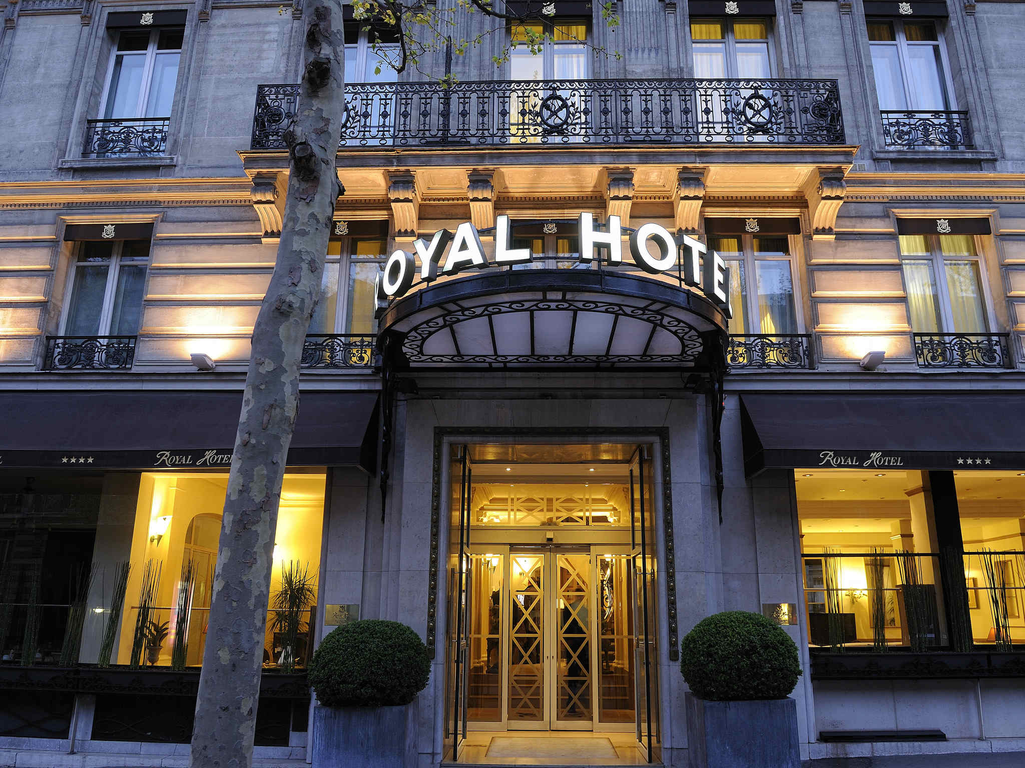 Hotel in PARIS - Royal Hotel Champs Elysées