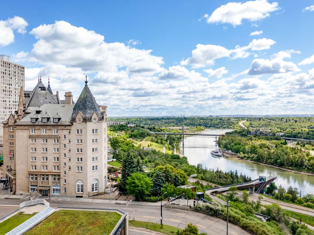 Fairmont Hotel Macdonald - Image 1