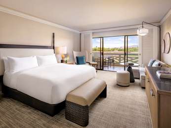 DELUXE OCEAN VIEW 1 King, 522 SF/48 SM