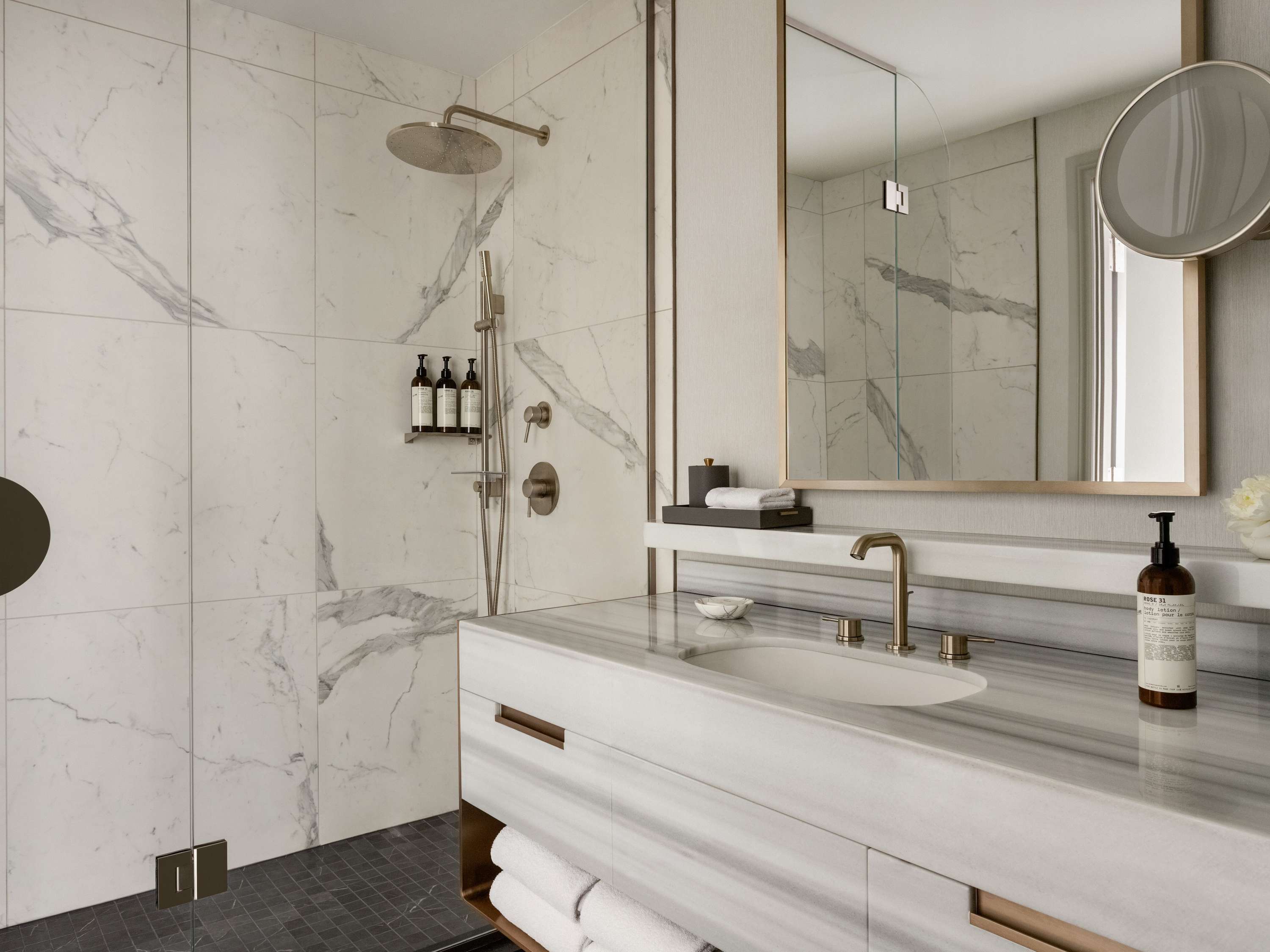 Deluxe Mount Temple 2 Queens