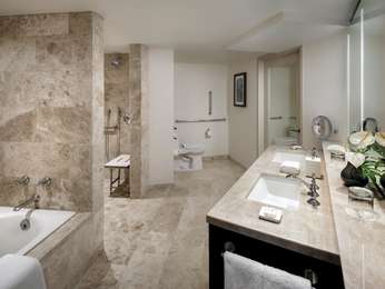 MOBILITY ACCESSIBLE FAIRMONT SUITE King Neighborhood View with Roll-in Shower - 860sf 79sm, photo 4