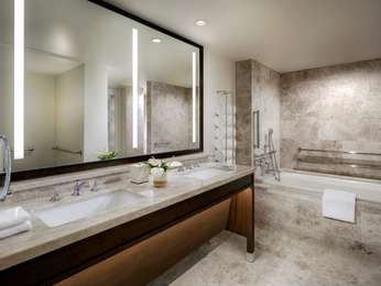 MOBILITY ACCESSIBLE GARDEN VIEW SUITE King with Tub with Grab Bar - 860sf 79sm, garden view