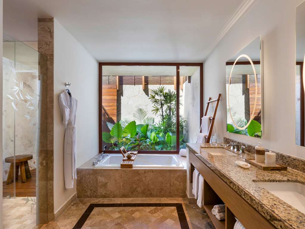 SIGNATURE CASITA King - 42 m², vue sur le lagon, terrasse meublée et service de Balam Butler. — photo 3