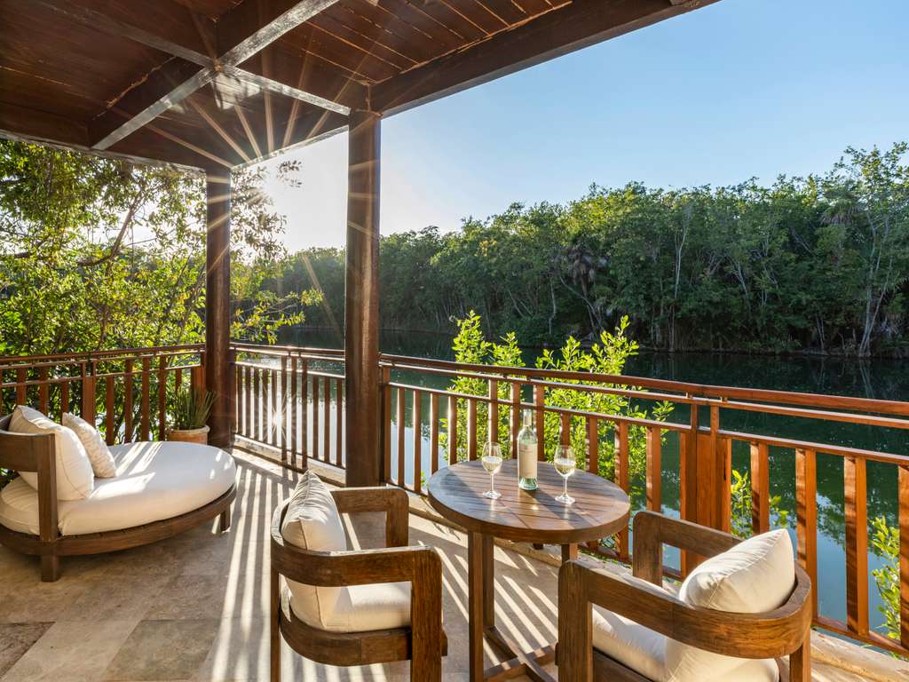 BEACH AREA CASITA King - 42 m², avec vue sur le lagon ou le jardin, service Balam Butler. — photo 2