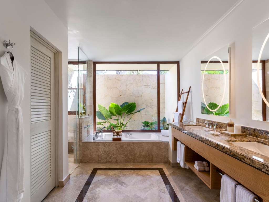 BEACH AREA CASITA 2 Queen - 46 m², avec vue sur le lagon ou le jardin, service Balam Butler. — photo 3