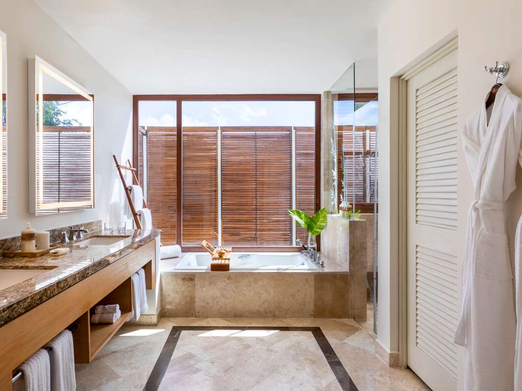 SIGNATURE CASITA Queen - 42 m², vue sur le lagon, terrasse meublée et service de Balam Butler. — photo 4
