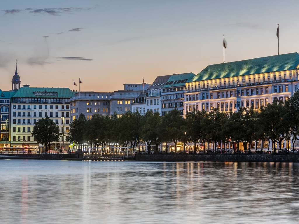 Photo - Fairmont Hotel Vier Jahreszeiten, Hotel des Jahres 2023 & 2024- Die 101 Besten