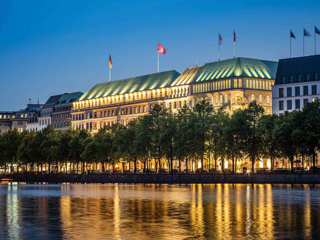 Photo - Fairmont Hotel Vier Jahreszeiten, Hotel des Jahres 2023 & 2024- Die 101 Besten