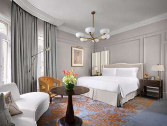 ONE BEDROOM SUITE King - 581sf, 54sm. Separate living room