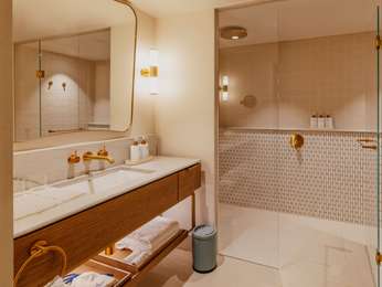 Panoramic River View Junior Suite King - Elysium Floor