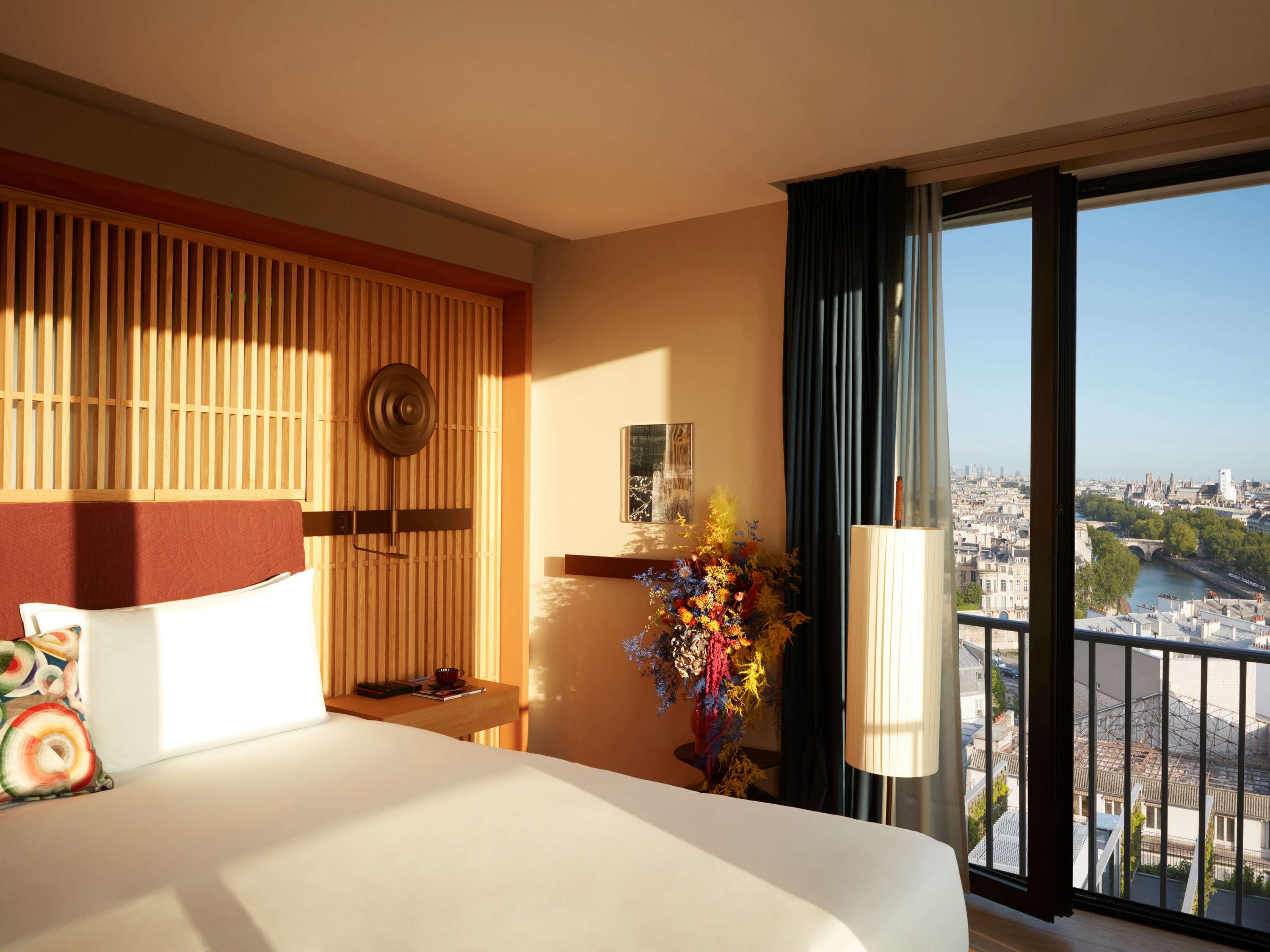 STUDIO BALCONY, 1 King, Junior Suite,  Balcon, Vue sur la Seine et Paris — photo 4