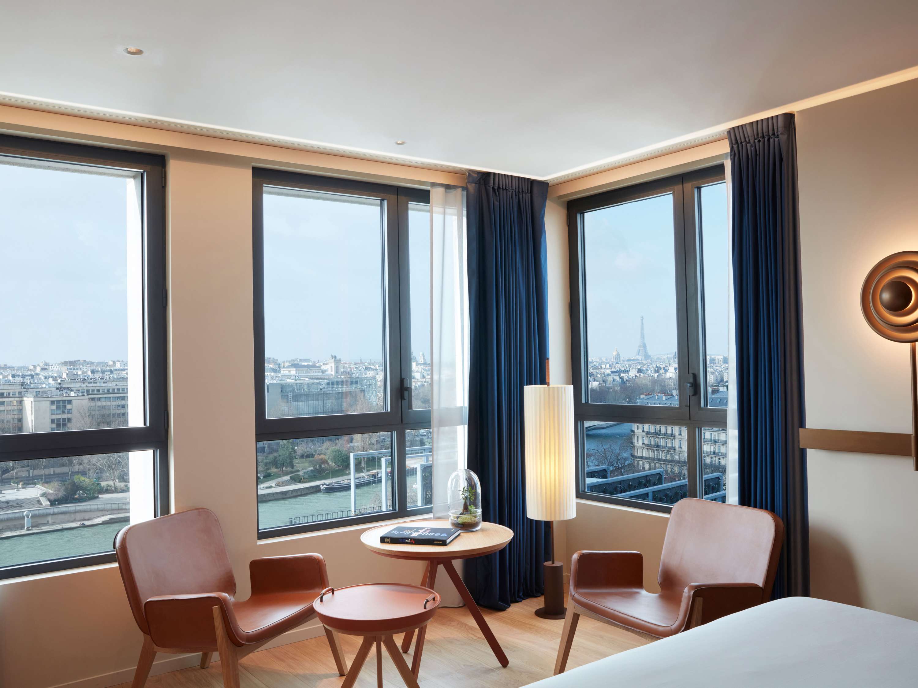 STUDIO PANORAMA VIEW, 1 King, Junior Suite d'angle, Vue sur la Seine et la Tour Eiffel — photo 1