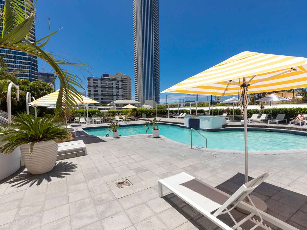 Novotel Surfers Paradise - Image 4