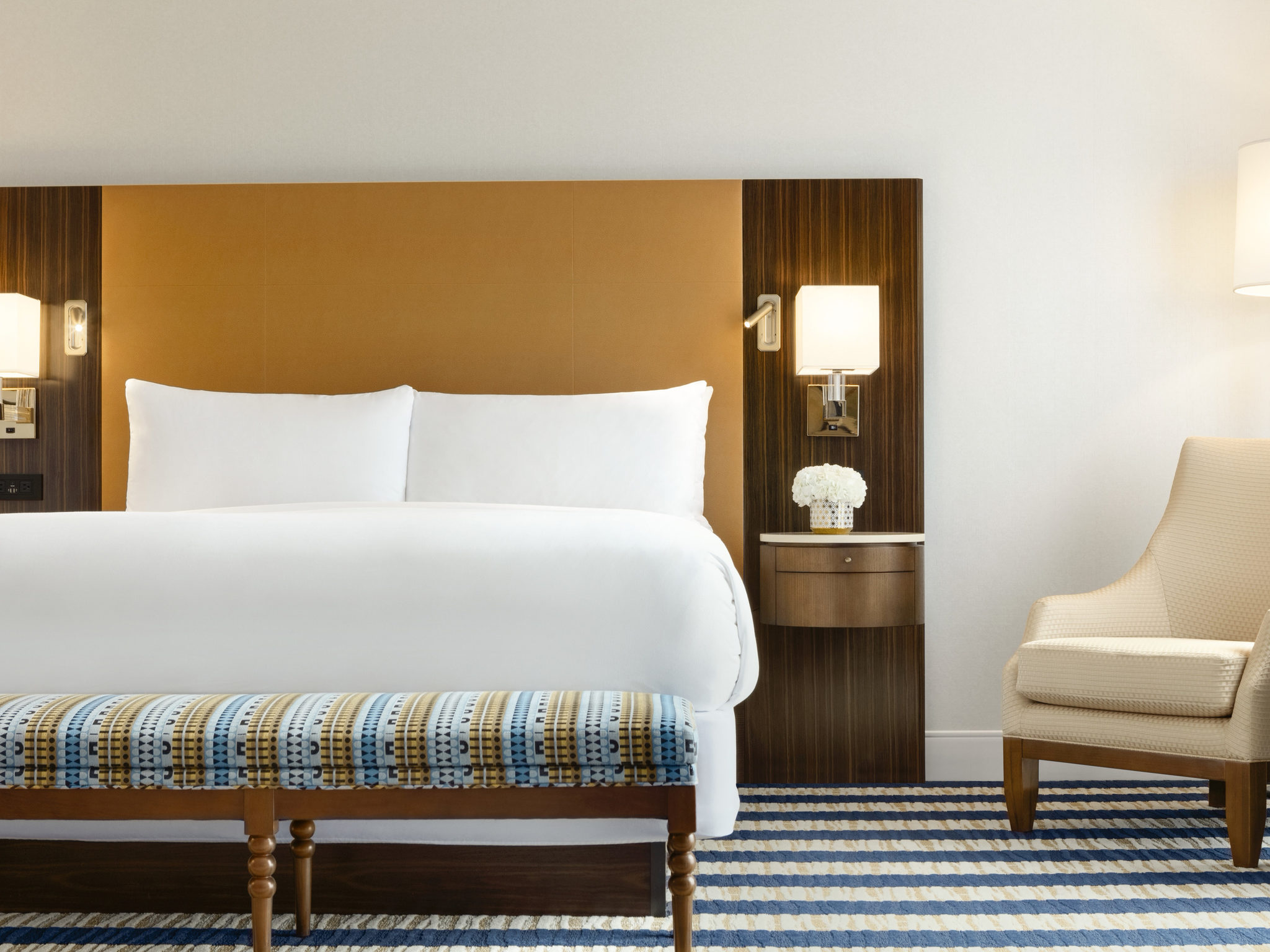 JUNIOR SUITE 1 KING, 615sf 57sm, floors 8-26, Open Concept Layout 