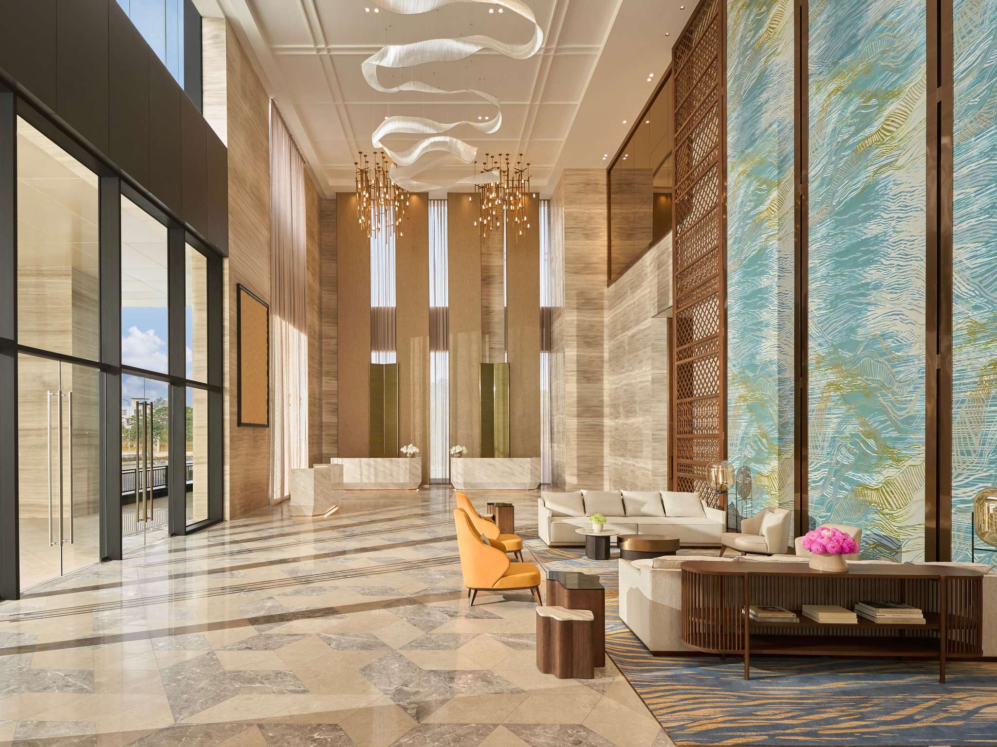 Lobby grandiose du Pullman Ninh Binh avec lustres et hauteur sous plafond