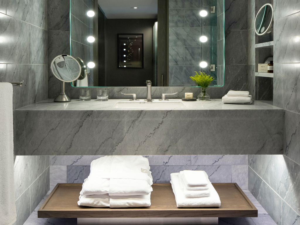 FAIRMONT GOLD LIT KING - 43 m², étages 10 à 11, salon avec petit déjeuner et canapés le soir — photo 4