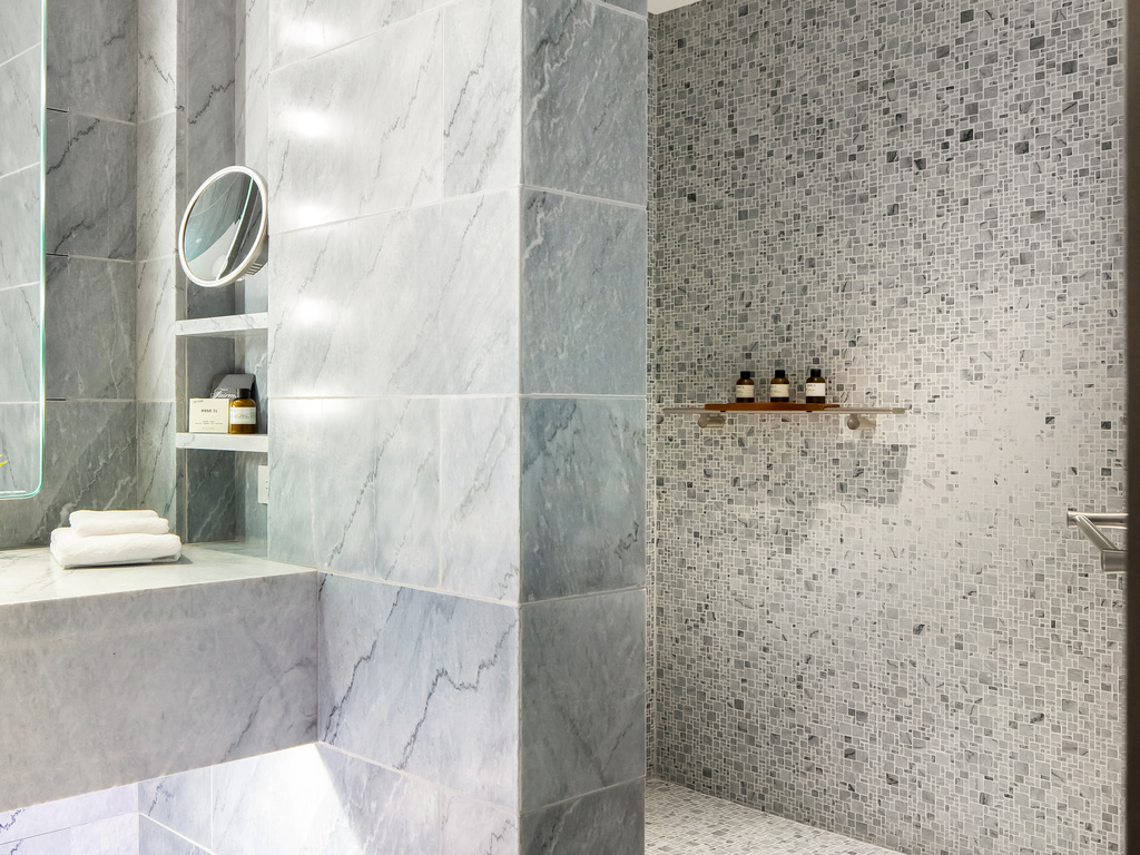 FAIRMONT GOLD LIT KING - 43 m², étages 10 à 11, salon avec petit déjeuner et canapés le soir — photo 5